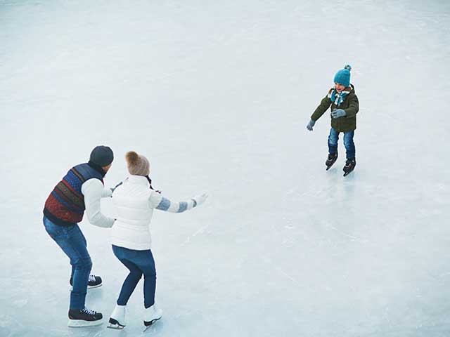 Une famille faisant du patinage.