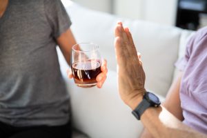 Une personne refuse un breuvage alcoolisé lui étant offert.