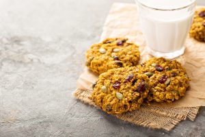 Des biscuits mélange montagnard à côté d'un verre de lait.