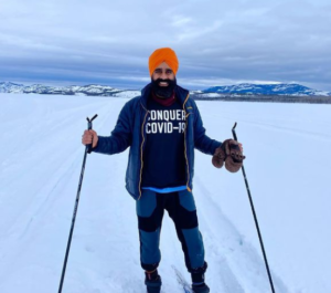 Gurdeep fait du ski de fond.