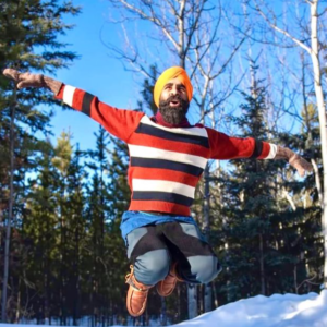 Gurdeep Pandher saute dans une forêt.