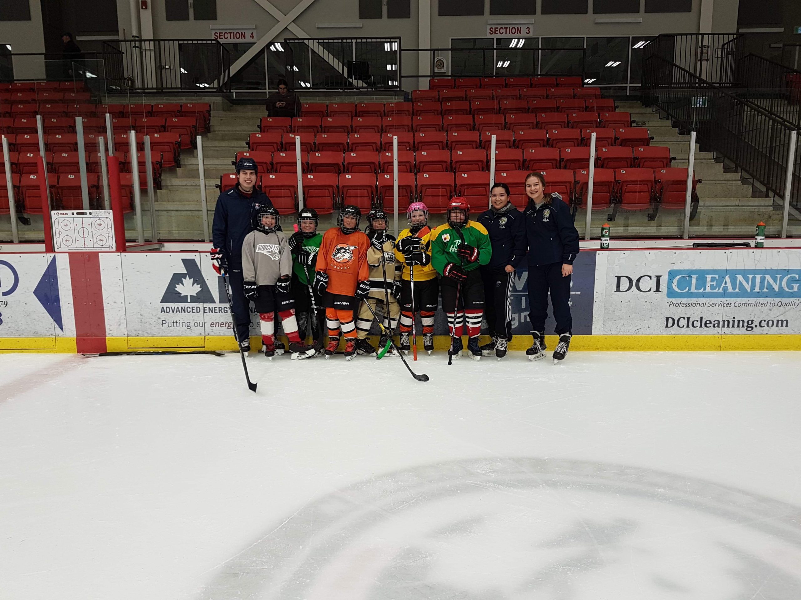 Rapprocher les filles autochtones de leur culture grâce au hockey