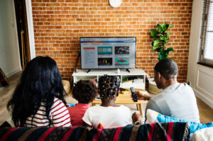 Une famille devant la télévision.