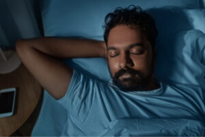 Un homme dormant dans un lit. Sommeil