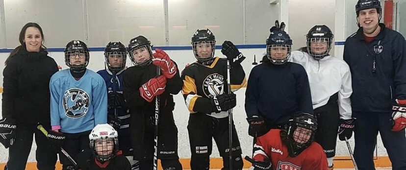 Rapprocher les filles autochtones de leur culture grâce au hockey