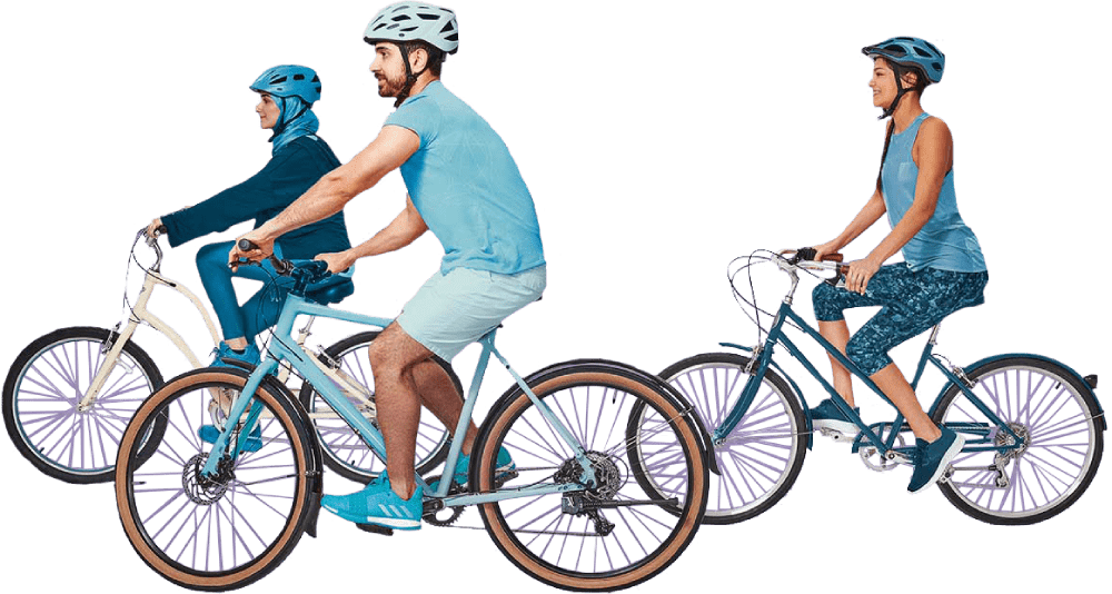  Un homme et deux femmes qui portent des casques traversent l’écran à vélo