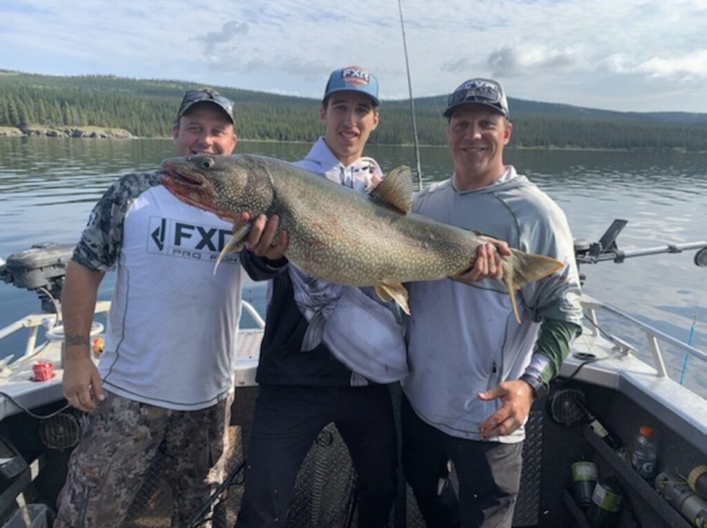 Dylan Cozens pêche avec des amis