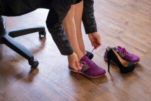 Une femme mettant des chaussures de sport.