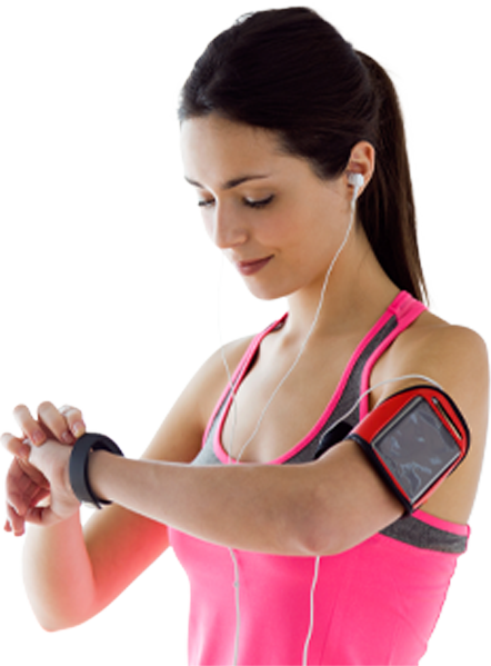 Une femme en tenue d’entraînement qui consulte sa montre intelligente sur son poignet est entourée de fenêtres de notifications de l’appli