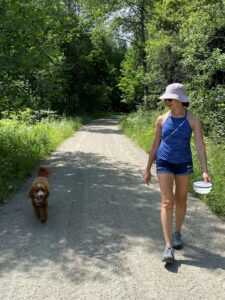 Sue Mah promène son chien sur un sentier nature. 