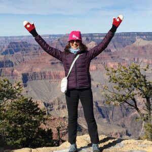 Sue Mah se tient sur une falaise devant un canyon. Carburant