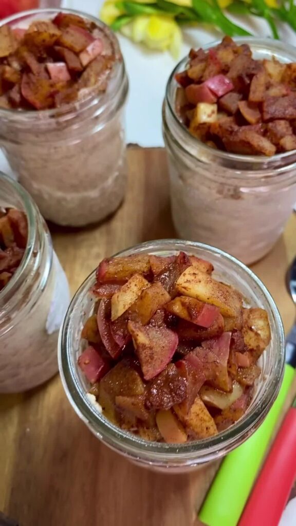 Jars with apple pie oats