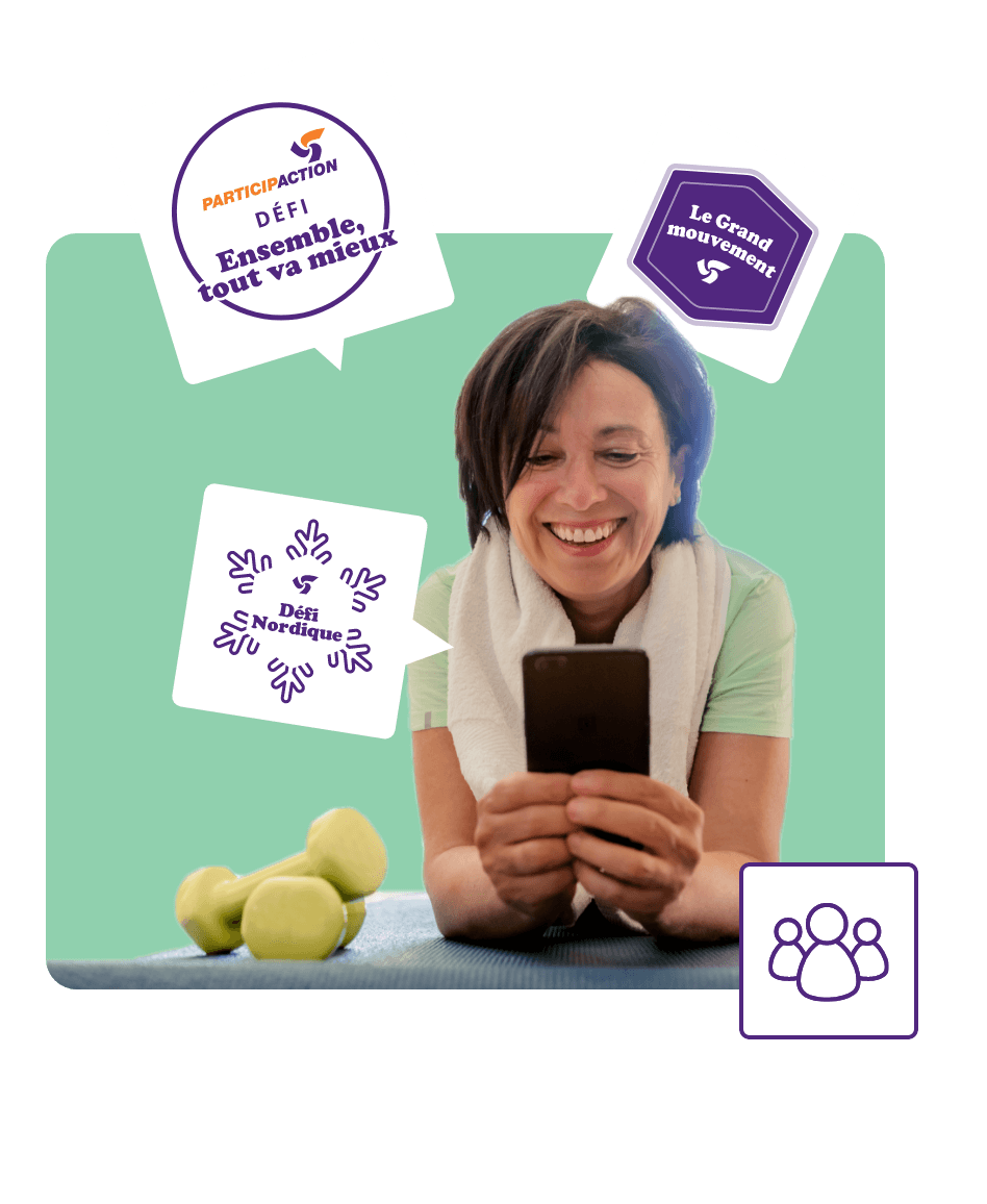 Une femme souriante qui consulte son téléphone portable est entourée de médailles de différents défis de l’appli Une femme souriante qui consulte son téléphone portable est entourée de médailles de différents défis de l’appli