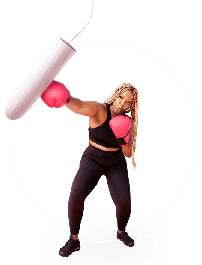 Une femme équipée de gants de boxe qui frappe un tampon