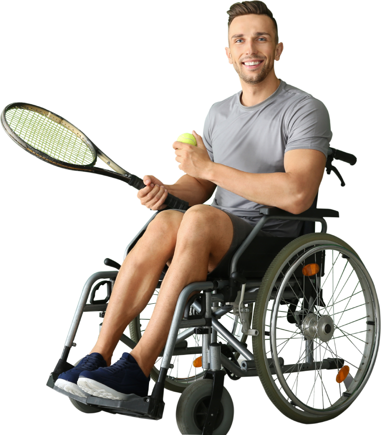 Un homme en fauteuil roulant tient une raquette de tennis
