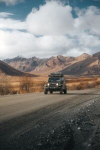 Une Jeep sur une route entourée de montagnes