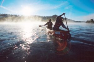 Deux personnes faisant du canot sur un lac