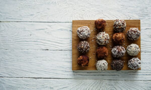 Energy balls with different flavours on a chopboard