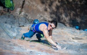 Jill Wheatley escalade la paroi d’une falaise au Népal.