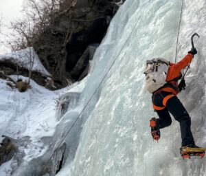 Jill Wheatley escalade un mur de glace dans la région du Khumbu au Népal.