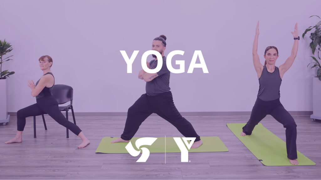 Un groupe de personnes fait du yoga