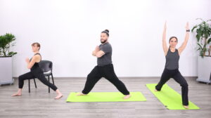 trois personnes faisant du yoga