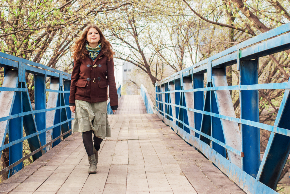 Une femme marchant sur un pont. 