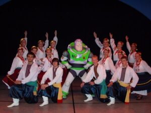 Stephanie Ehmke et d’autres danseurs ukrainiens posant avec une personne portant un costume de Buzz l’éclair.