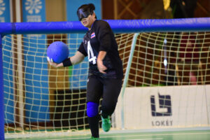 Un homme jouant au goalball, un sport adapté conçu pour les personnes ayant une déficience visuelle.