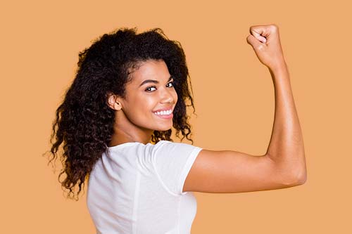 Une femme fléchissant son biceps