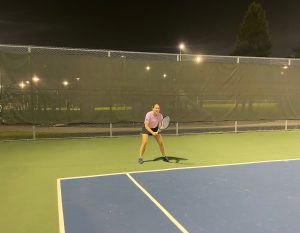 Alison Carruthers, employée de ParticipACTION, joue au tennis en plein air.