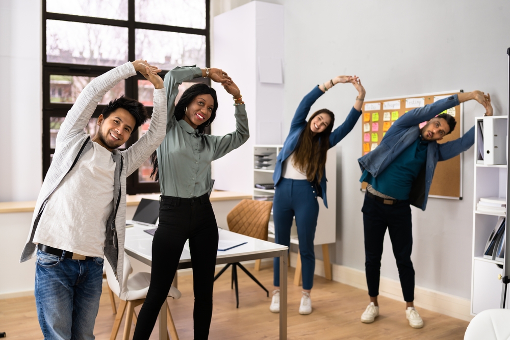 Un groupe d’employés faisant des étirements. 