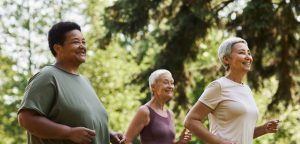 Un groupe de femmes fait du jogging dans un parc.