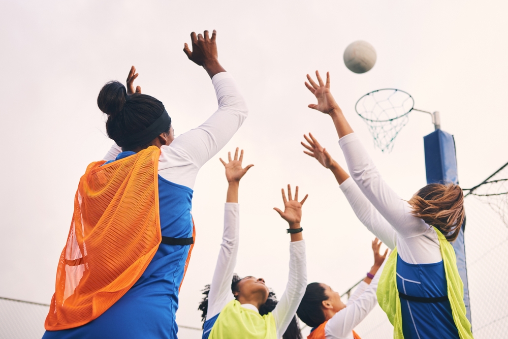 Un groupe de femmes joue au netball. 