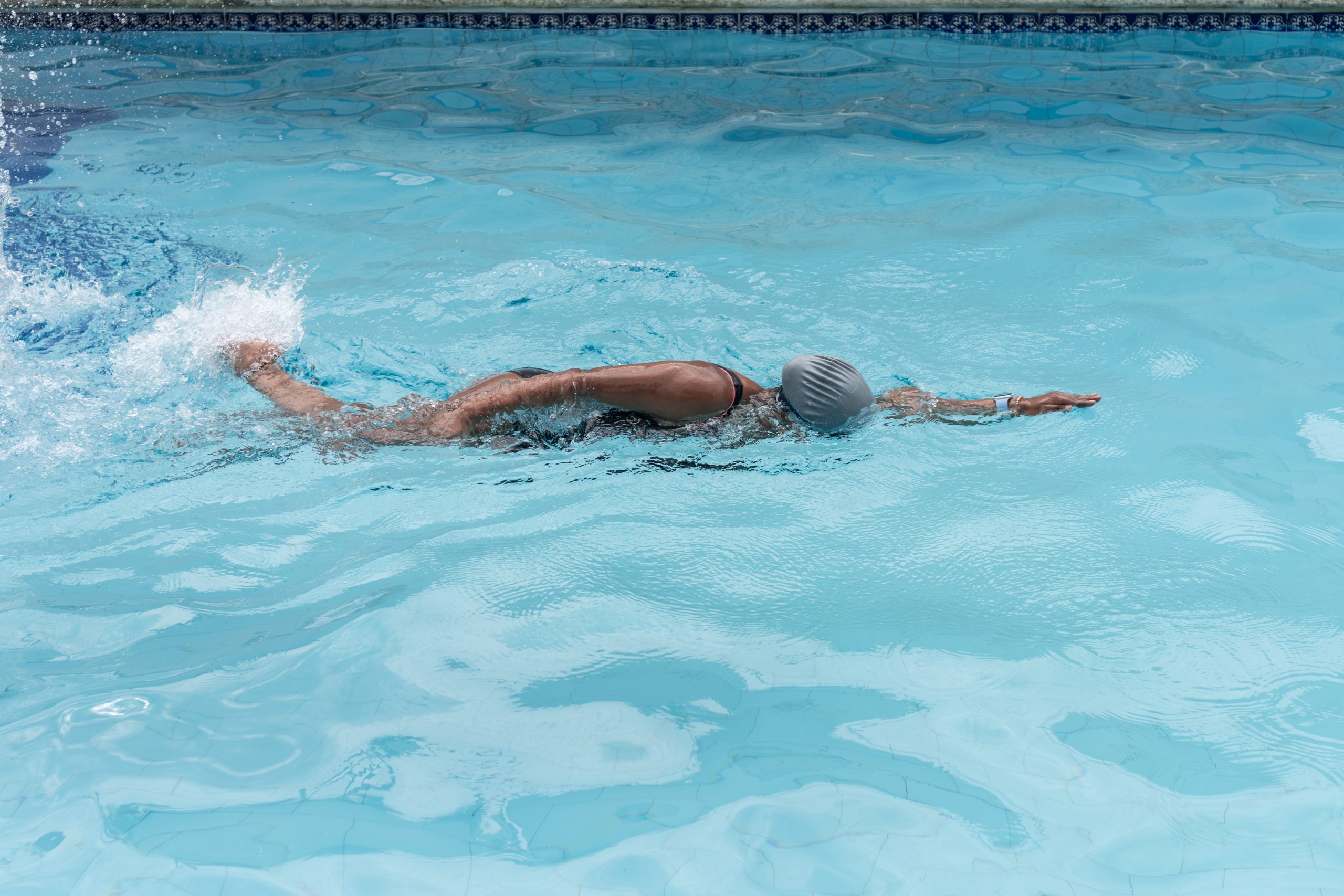 Une femme nage dans une piscine. Une femme nage dans une piscine.