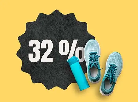 32 % sur un écusson à côté d'une paire d'espadrilles et d'une bouteille d'eau.