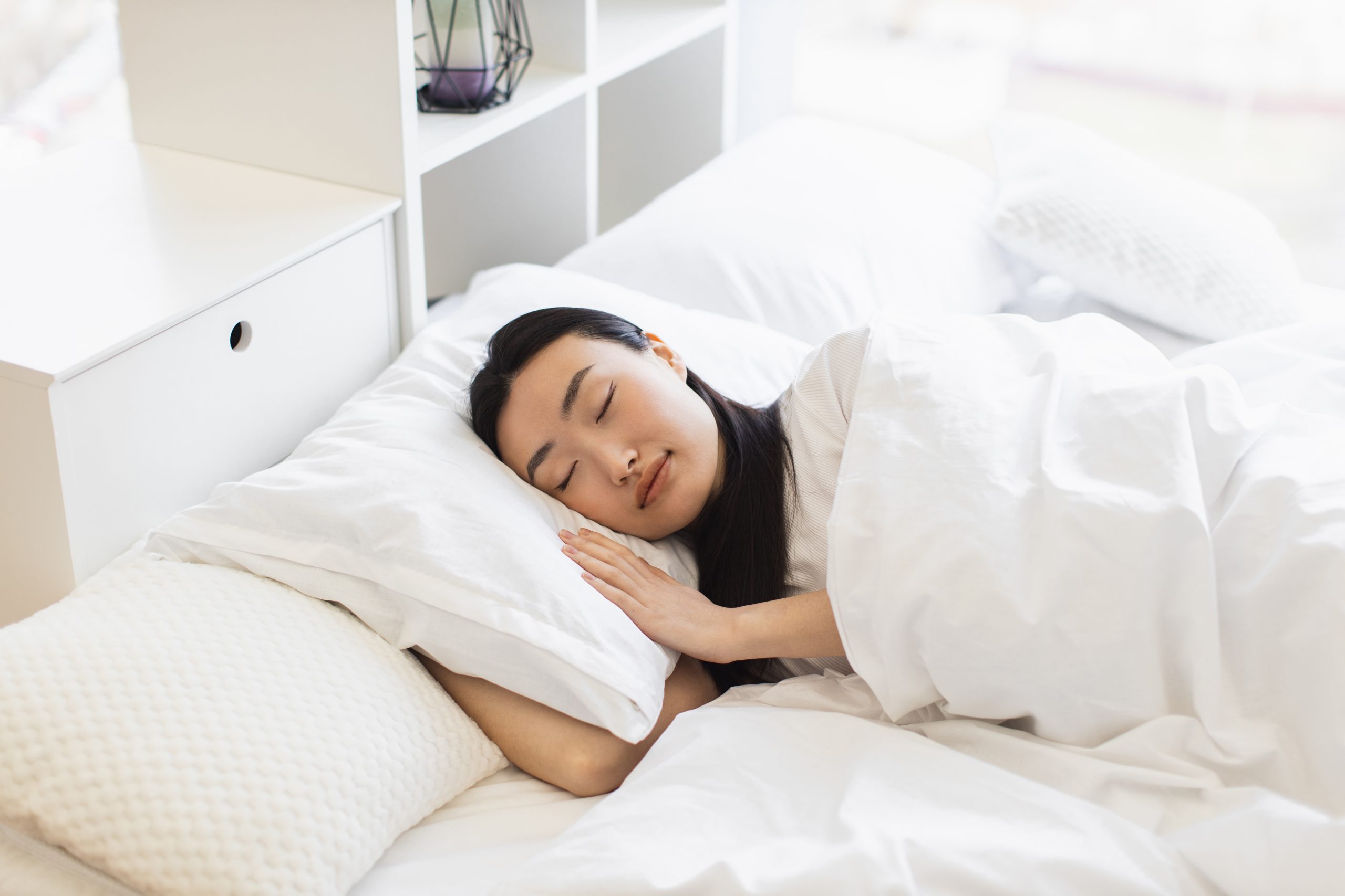 Une femme dort dans un lit.  